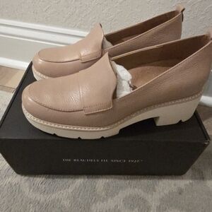 Naturalizer Women's Beige Platform Loafers